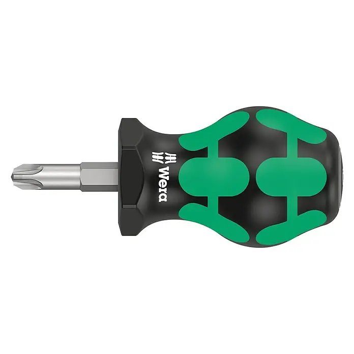 Wera Kraftform Plus Vergaser Schraubendreher 355 Stubby - PZ 3, Klingenlänge: 25 mm - Ein kurzer Wera-Schraubendreher mit einem schwarzen Griff und grünen Akzenten, perfekt für enge Räume.