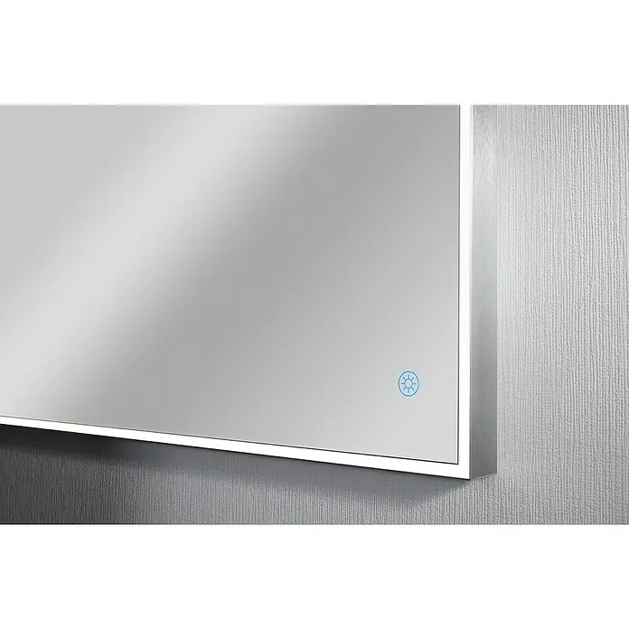 Camargue Lichtspiegel Frame - 120 x 68 cm, Leuchtmittel, Mit eckigen Kanten - Nahaufnahme eines modernen Badezimmerspiegels mit LED-Beleuchtung und einem berührungsempfindlichen Sensor zur Steuerung der Lichtintensität.