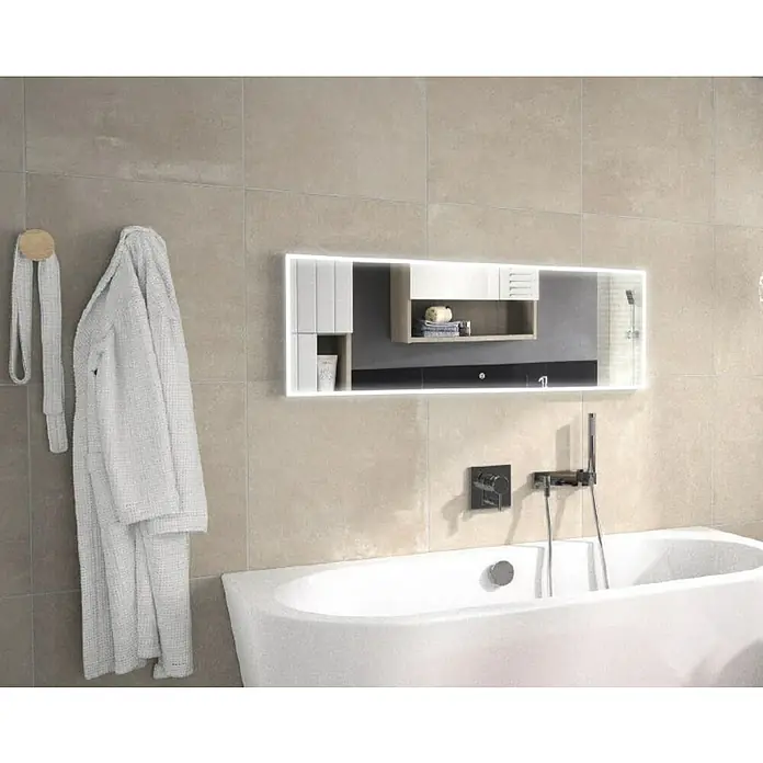 Camargue Lichtspiegel Frame - 40 x 120 cm, Leuchtmittel, Mit eckigen Kanten - Badewanne mit Waschtisch und beleuchtetem Spiegelschrank. Das Badezimmer verfügt über eine moderne Einrichtung und helle Fliesen.