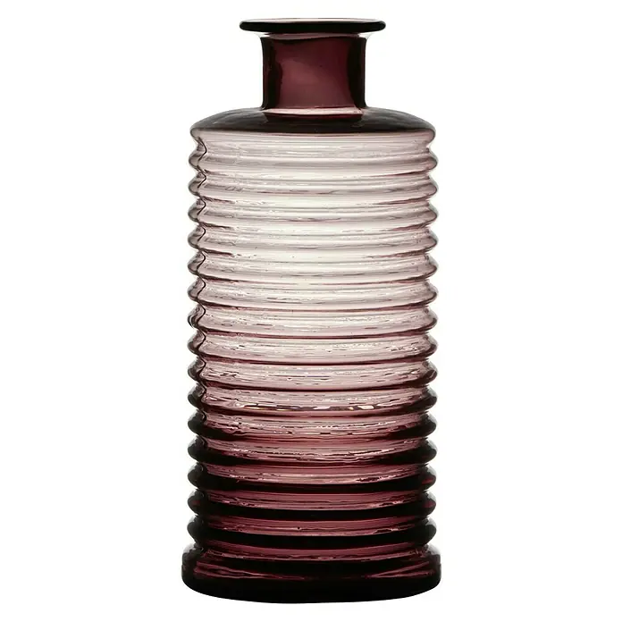 Vase Line - Ø x H: 14,5 x 31 cm, Glas, Pink - Nahaufnahme einer gerippten, auberginefarbenen Vase mit einer schmalen Öffnung und einem eleganten Design, ideal als Dekoration.