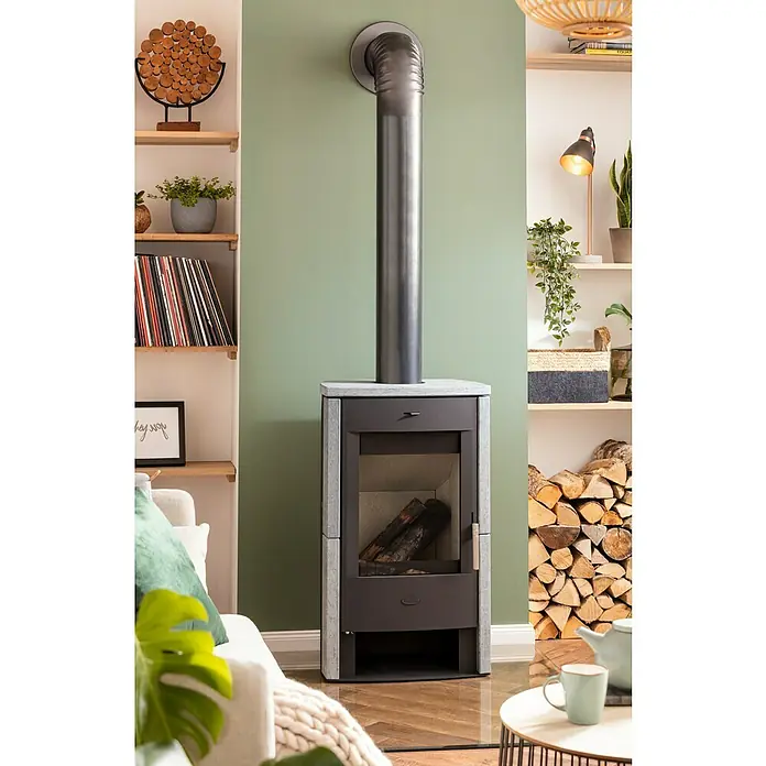 Fireplace Kaminofen Brasil - 6 kW, Raumheizvermögen: 108 m³, Material Verkleidung: Speckstein, Schwarz - Dieser Kaminofen mit Rauchrohr ist ein stilvolles Highlight im Raum. Die Holzscheite im Feuerraum sorgen für eine warme Atmosphäre.