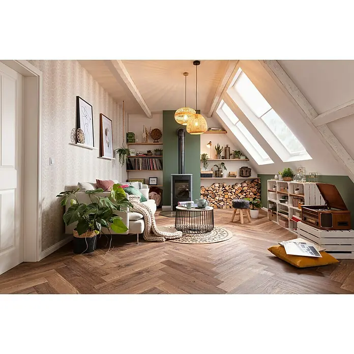 Fireplace Kaminofen Brasil - 6 kW, Raumheizvermögen: 108 m³, Material Verkleidung: Speckstein, Schwarz - Wohnzimmer mit Holzboden, Kamin, Sofa und Dekorationen, die eine gemütliche Atmosphäre schaffen.