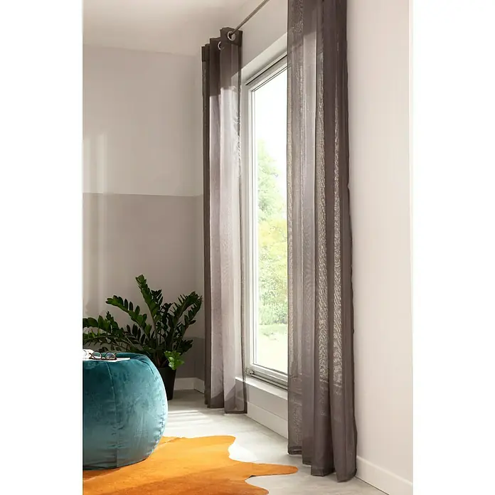 LOGOCLIC Sockelleiste Weiß - 260 cm x 16 mm x 90 mm, MDF - Braune Vorhänge aus leichtem Stoff vor dem Fenster sorgen für Privatsphäre und lassen dennoch Licht herein.