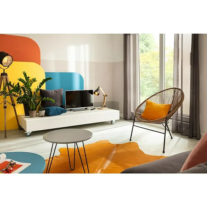 Wagner System Möbelfuß Hairpinlegs - Stahl, Höhe: 40 cm, Schwarz - Wohnzimmer mit einem modernen Rattansessel mit einem orangefarbenen Kissen vor einem Fenster mit Vorhängen.