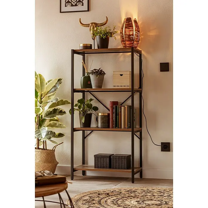 Baufan Pronatur Wandfarbe Lehmfarbe - Naturweiß, Matt, 10 l, Lösemittelfrei - Das Bild zeigt ein Regal mit Deko-Objekten wie Pflanzen, einer Lampe und Bücher, das eine stilvolle und wohnliche Atmosphäre schafft.