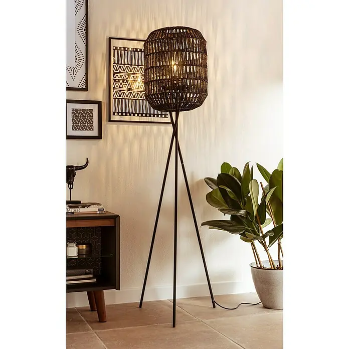 Baufan Pronatur Wandfarbe Lehmfarbe - Naturweiß, Matt, 10 l, Lösemittelfrei - Elegante Stehlampe mit geflochtenem Lampenschirm und filigranem Stativfuß, die warmes Licht spendet und eine gemütliche Atmosphäre schafft.