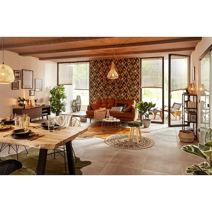Baufan Pronatur Wandfarbe Lehmfarbe - Naturweiß, Matt, 10 l, Lösemittelfrei - Einladendes Interieur mit einem Holztisch, einem braunen Ledersofa und dekorativer Beleuchtung, das ein gemütliches Ambiente schafft.