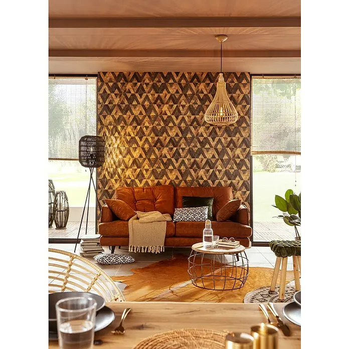 Esbeco Kuhfell - 100 % Echtfell, Zebra - Gemütliches Wohnzimmer mit einem braunen Ledersofa, einem stilvollen Beistelltisch und einer dekorativen Hängelampe.