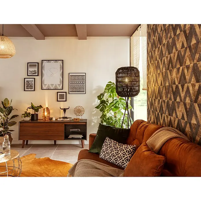 Baufan Pronatur Wandfarbe Lehmfarbe - Naturweiß, Matt, 10 l, Lösemittelfrei - Wohnzimmer mit braunem Sofa, Holzkredenz und dekorativer Wandkunst. Gemütliche und stilvolle Einrichtungsidee für Ihr Zuhause.
