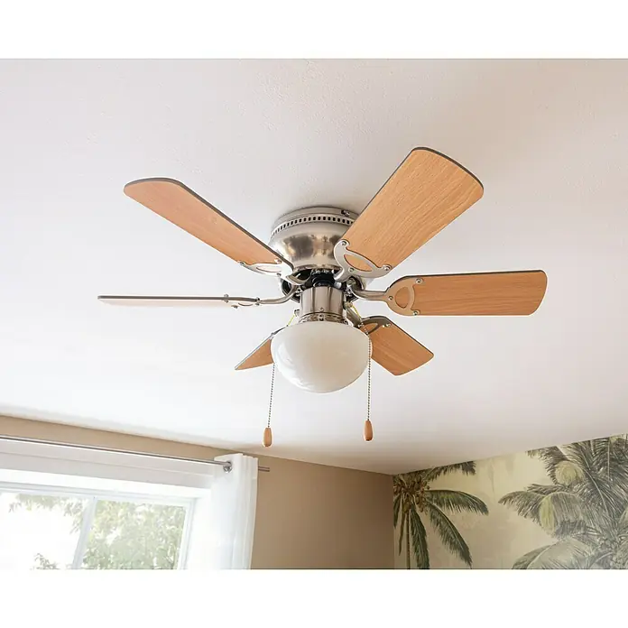 Voltomat Deckenventilator Ugo - Buche/Graphit, 76 cm, 60 W - Eine Deckenventilator mit fünf Holzflügeln und einem weißen Lampenschirm sorgt für angenehme Kühlung und Beleuchtung.