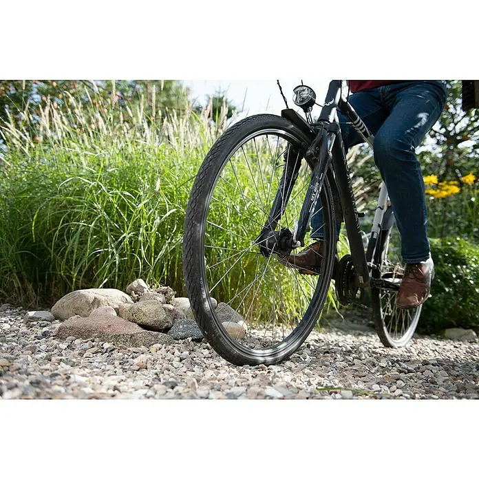 ACO Self Stabilisierungsmatte Kieswabe Eco - Polypropylen, 80 x 60 cm - Nahaufnahme eines Fahrrads auf einem Schotterweg, das die Marke und die Reifendetails hervorhebt.