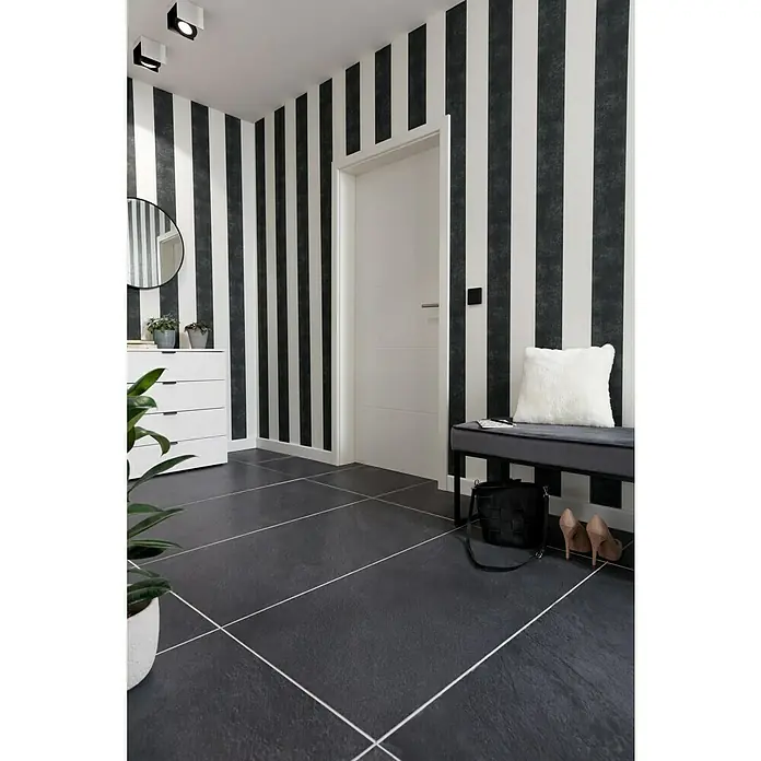 Feinsteinzeugfliese Lavagna Nera - 60 x 120 cm, Schwarz, Matt - Helle Diele mit gestreifter Tapete, dunklem Boden, Bank mit Kissen, Kommode und Spiegel. Stilvolles und modernes Interieur Design.