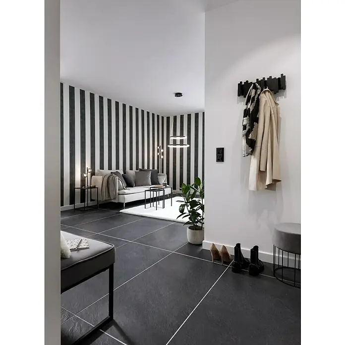 Feinsteinzeugfliese Lavagna Nera - 60 x 120 cm, Schwarz, Matt - Elegantes Interieur mit stilvollem Sofa, dekorativer Wandgestaltung und modernen Beleuchtungselementen für ein harmonisches Wohnambiente.