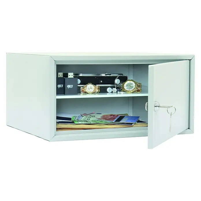 Rottner Möbeltresor Homecase - Zylinderschloss, Hellgrau, L x B x H: 370 x 325 x 190 mm - Ein grauer Safe mit geöffneter Tür zeigt Geld, Uhren und USB-Sticks. Die Wertgegenstände sind sicher verwahrt.