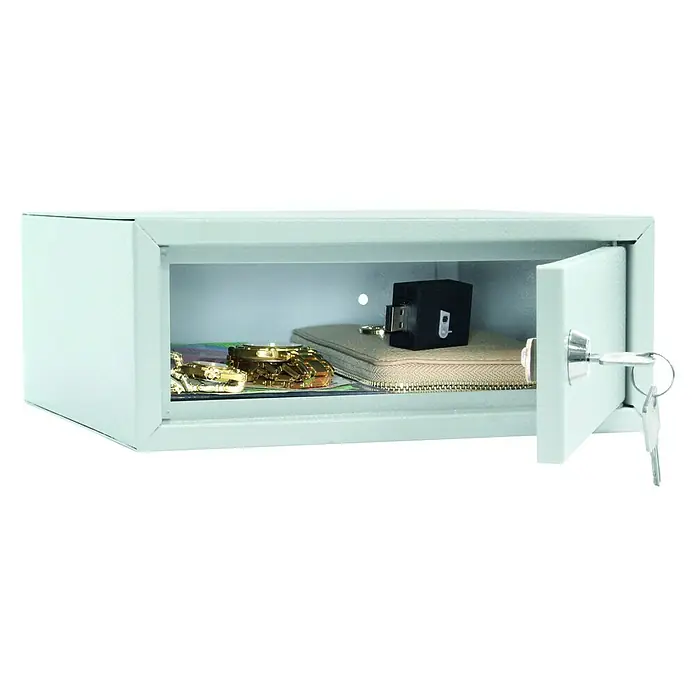 Rottner Möbeltresor Homecase - Zylinderschloss, Hellgrau, L x B x H: 250 x 230 x 100 mm - Ein offener Tresor mit Schlüsseln. Darin befinden sich ein USB-Stick, eine Geldbörse und goldene Schmuckstücke.