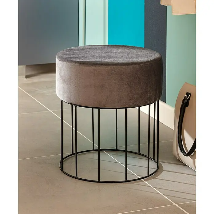 SCHÖNER WOHNEN-Farbe Wandfarbe Trendfarbe - Frozen, Matt, 2,5 l, Konservierungsmittelfrei - Eleganter grauer Samt-Hocker mit schwarzem Metallgestell. Ideal als Sitzgelegenheit oder dekoratives Element im modernen Wohnbereich.