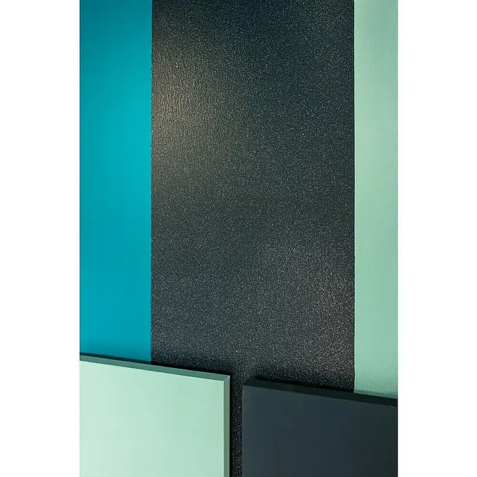 SCHÖNER WOHNEN-Farbe Wandfarbe Trendfarbe - Frozen, Matt, 2,5 l, Konservierungsmittelfrei - Detailaufnahme einer Wand mit Farbstreifen in Blau, Schwarz und Mintgrün, sowie quadratischen Farbflächen.