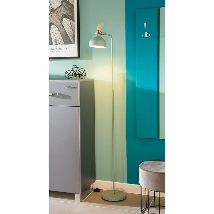 SCHÖNER WOHNEN-Farbe Wandfarbe Trendfarbe - Lagune, Matt, 2,5 l, Konservierungsmittelfrei - Eine mintgrüne Stehlampe mit einem Holzdetail steht in einem stilvollen Raum, der durch Farbakzente in Blau und Grau ergänzt wird.