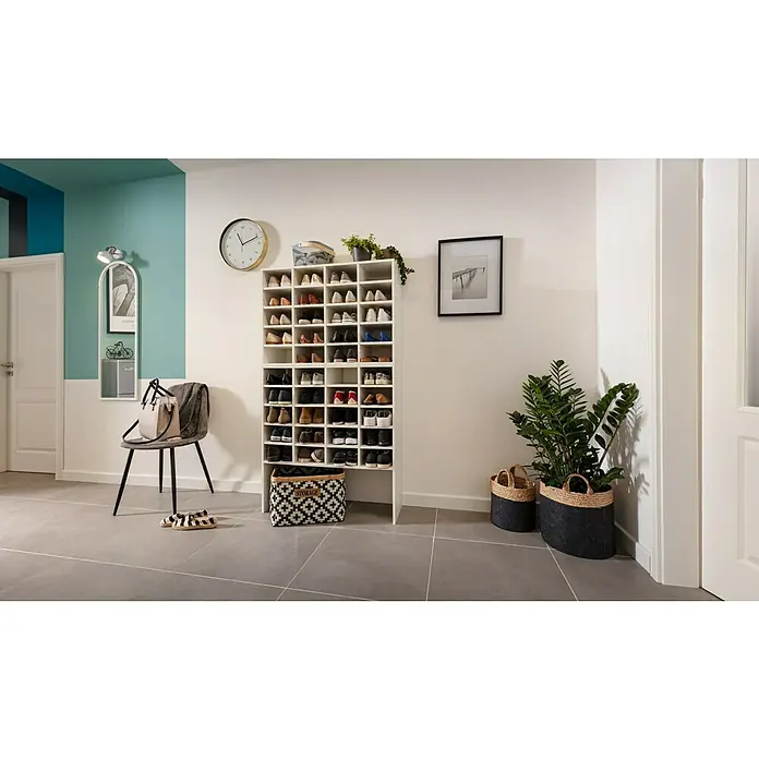 Art-Tec by Palazzo Feinsteinzeugfliese - 60 x 60 cm, Steel, Matt - Ein geräumiger Schuhschrank in Weiß mit vielen Fächern, gefüllt mit Schuhen. Eine moderne Aufbewahrungslösung für den Flur, kombiniert mit Dekoration.