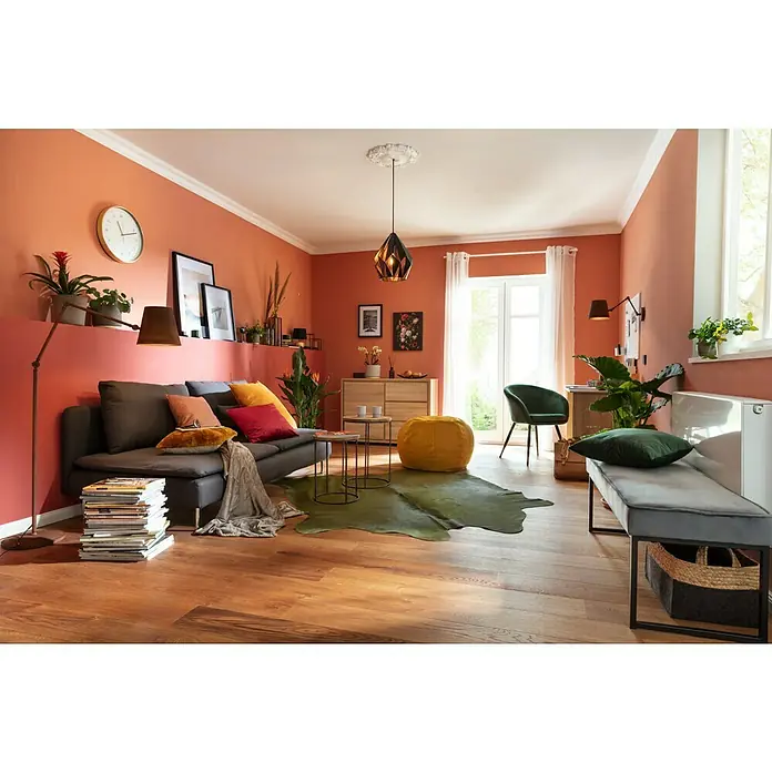 Rosette Diana - 30 cm, Expandiertes Polystyrol (EPS), Biedermeier, Weiß - Wohnzimmer mit orangefarbenen Wänden, grauer Couch, Holzboden und dekorativer Beleuchtung für eine gemütliche Atmosphäre.