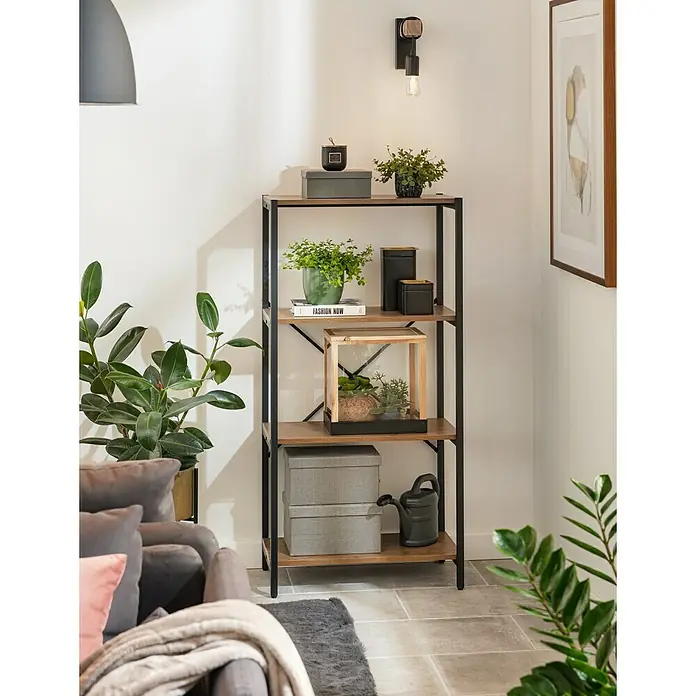 Eglo Townshend Wandleuchte - 10 W, L x B x H: 19 x 6,5 x 21,5 cm, Schwarz, Braun, E27 - Ein Regal mit vier Ablagen in einem Wohnzimmer, auf denen Pflanzen und Dekoartikel stehen.