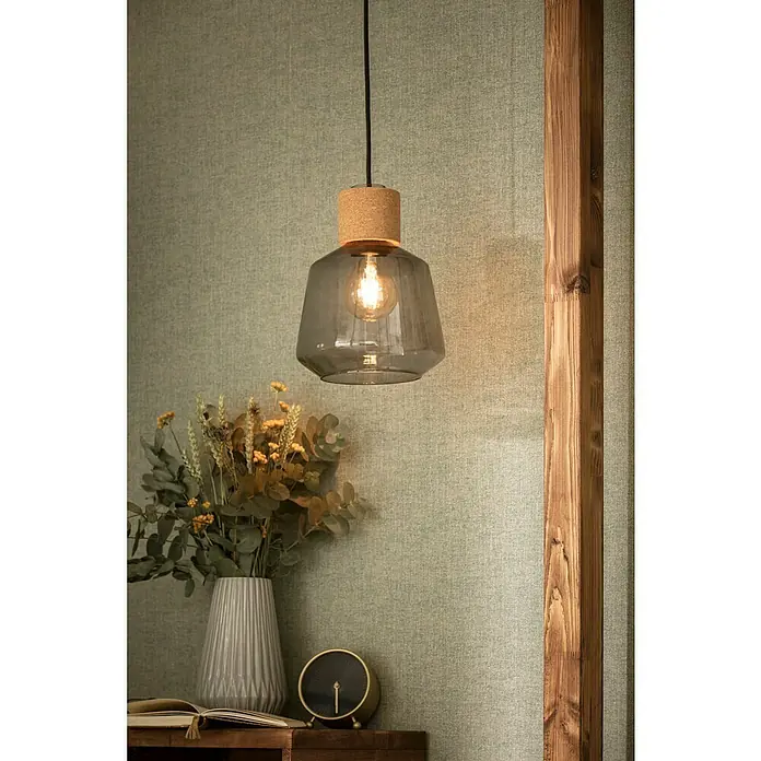 SCHÖNER WOHNEN-Kollektion Vliestapete Unistruktur - Olivgrün, Uni, 10,05 x 0,53 m - Elegante Hängelampe mit einem Lampenschirm aus Rauchglas und einem Naturkork-Detail, die ein warmes und einladendes Licht spendet.
