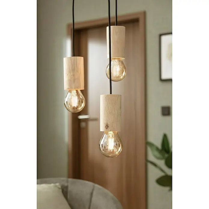 Home Sweet Home Pendelleuchte rund Billy - Ø x H: 100 mm x 116 cm - Nahaufnahme von drei Pendelleuchten mit Holzfassungen und warmen Glühbirnen, die ein gemütliches Ambiente schaffen.