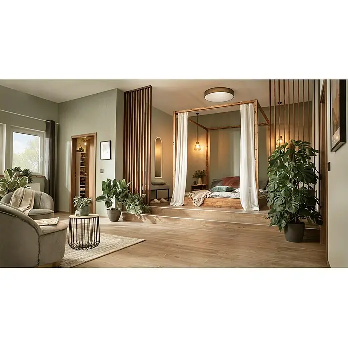 CoBaM Konstruktionsholz - 220 x 4 x 4,2 cm, Bambus - Gemütliches Zimmer mit Bett, Sitzecke und Pflanzen. Das Holzbett mit Baldachin ist ein Blickfang. Die Einrichtung ist stilvoll und einladend.