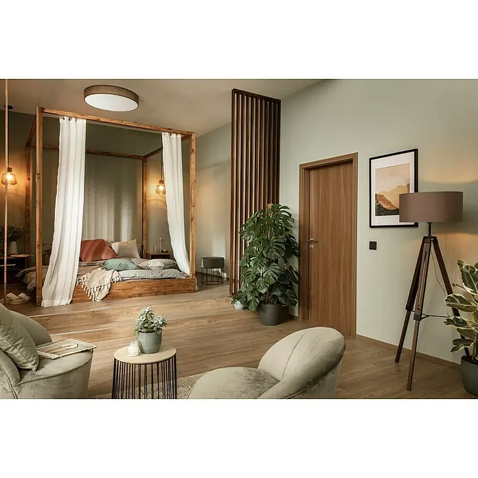 CoBaM Konstruktionsholz - 220 x 4 x 4,2 cm, Bambus - Einladendes Schlafzimmer mit Himmelbett, sanftem Licht und modernem Lampendesign, das eine entspannte Atmosphäre schafft.