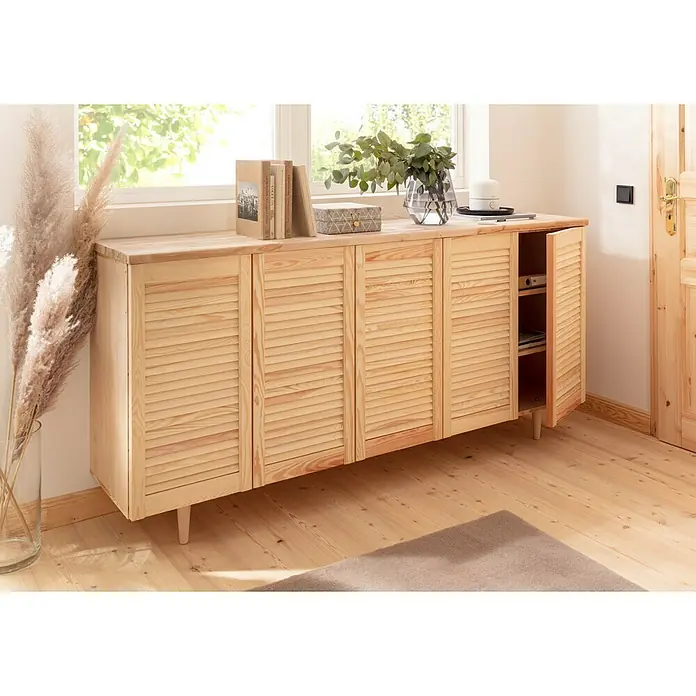 Lamellentür - B x H: 394 x 762 mm, Art Lamellen: Offen, Natur - Holzkommode mit Lamellentüren und Dekoartikeln. Das Sideboard ist hell und bietet Stauraum.