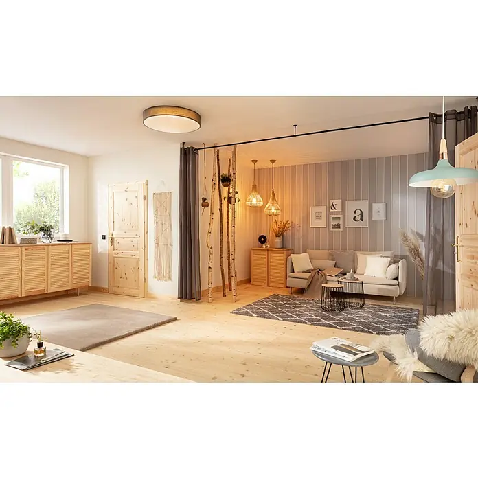 Kilsgaard Landhaustür 02/03 - 735 x 1.985 mm, DIN Anschlag: Rechts, Kiefer natur - Gemütliches Wohnzimmer mit hellem Holzfußboden, Naturdeko, einer Couch und einem stilvollen Teppich für ein behagliches Ambiente.