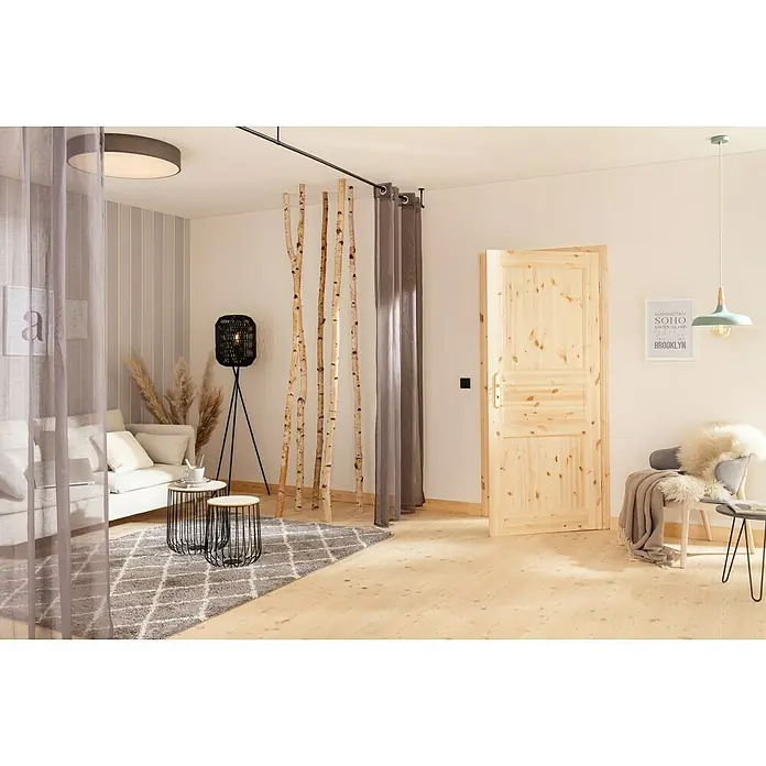 Kilsgaard Landhaustür 02/03 - 735 x 1.985 mm, DIN Anschlag: Rechts, Kiefer natur - Ein helles Zimmer mit einem hölzernen Raumteiler und einer grauen Gardine unter einer schwarzen Stange an der Decke.