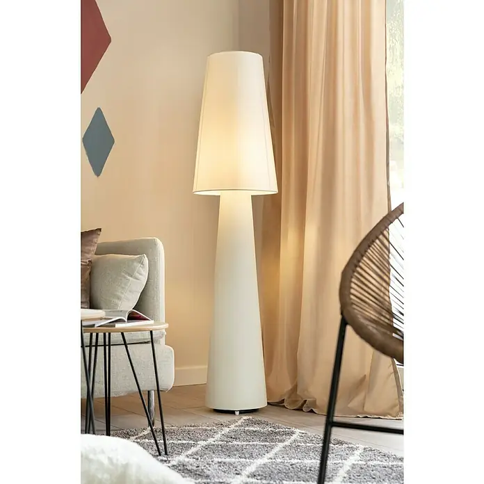 SCHÖNER WOHNEN-Farbe Wandfarbe Designfarbe - Leichtes Leinenbeige, Matt, 2,5 l, Konservierungsmittelfrei - Elegante Stehlampe in Weiß mit konischem Schirm, die ein warmes, einladendes Licht verbreitet und eine gemütliche Atmosphäre schafft.