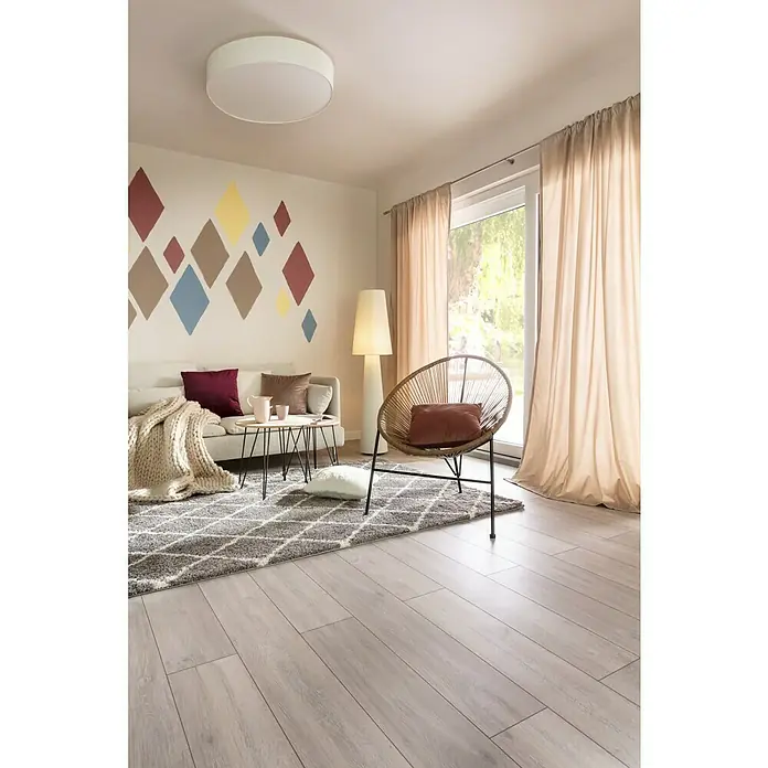 SCHÖNER WOHNEN-Farbe Wandfarbe Designfarbe - Leichtes Leinenbeige, Matt, 2,5 l, Konservierungsmittelfrei - Wohnzimmer mit modernem Teppich, stilvollem Sessel und dekorativer Wandgestaltung, die eine gemütliche Atmosphäre schafft.