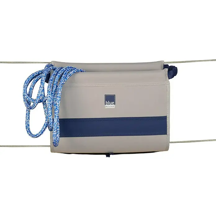 Blue Performance Relingtasche Standard - L x B x T: 400 x 320 x 70 mm, Grau/Blau - Graue Blue Performance Tasche mit blauem Streifen und Seil, ideal zur Aufbewahrung von Segelzubehör und Werkzeugen an Bord.