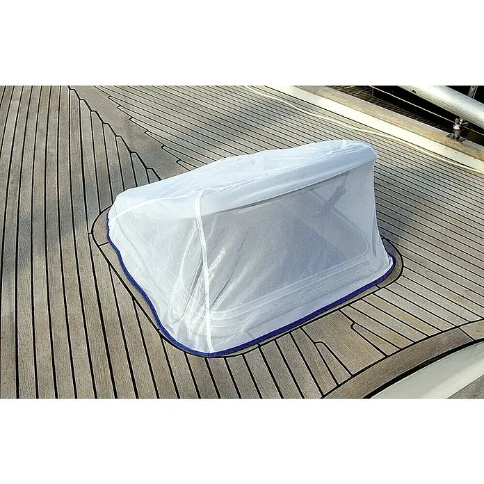 Blue Performance Lukenabdeckung - L x B: 770 x 770 mm, Mit Moskitonetz - Das Bild zeigt eine Abdeckung für eine Luke auf einem Bootsdeck. Die weiße Abdeckung mit blauem Rand schützt vor Insekten und Witterungseinflüssen.