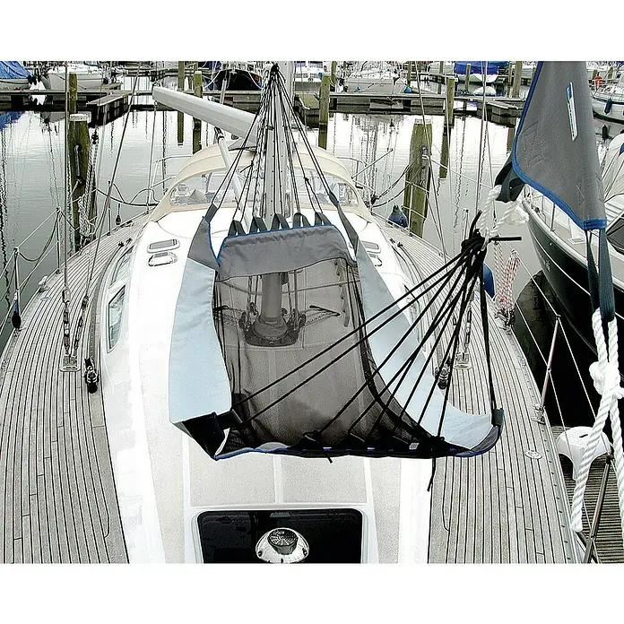 Blue Performance Hängematte - L x B: 210 x 120 cm - Nahaufnahme eines Segelbootes mit einer grauen, hängenden Lazybag über dem Baum, die das Segel vor Witterungseinflüssen schützt.
