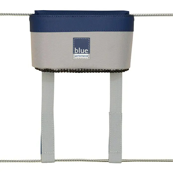 Blue Performance Getränkehalter - L x B x H: 18 x 10 x 9 cm - Hier ist ein "Blue Performance" Produkt, befestigt an einer Aufhängung mit grauem Stoff und einem blauen Logo, ideal für den Bootbedarf.