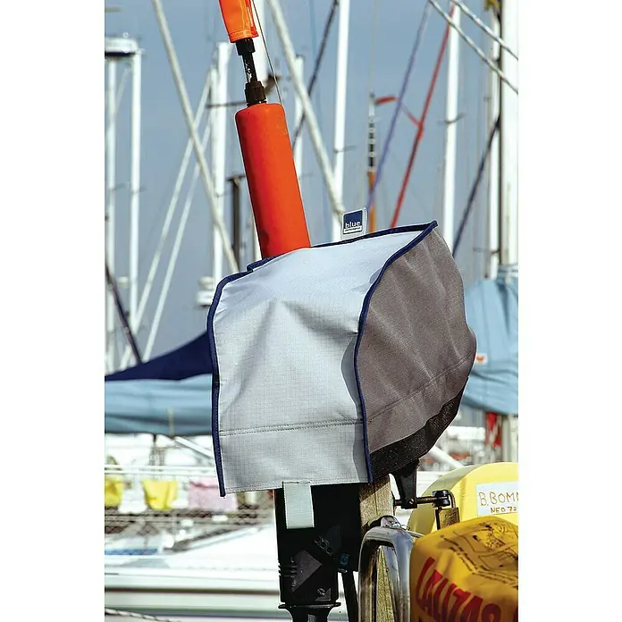 Außenbordmotor-Schutzhülle - L x B x H: 46 x 24 x 2,2 cm - Ein grauer Steuerradbezug auf einem Segelboot schützt vor Witterungseinflüssen und sorgt für Komfort beim Segeln.