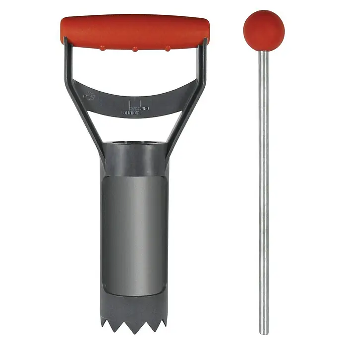 Swissinno SuperCat Zubehör-Set - Stahl - Nahaufnahme eines Zwiebelpflanzers mit einem roten Griff und einem silbernen Auswerferstift, ideal für präzises Pflanzen.