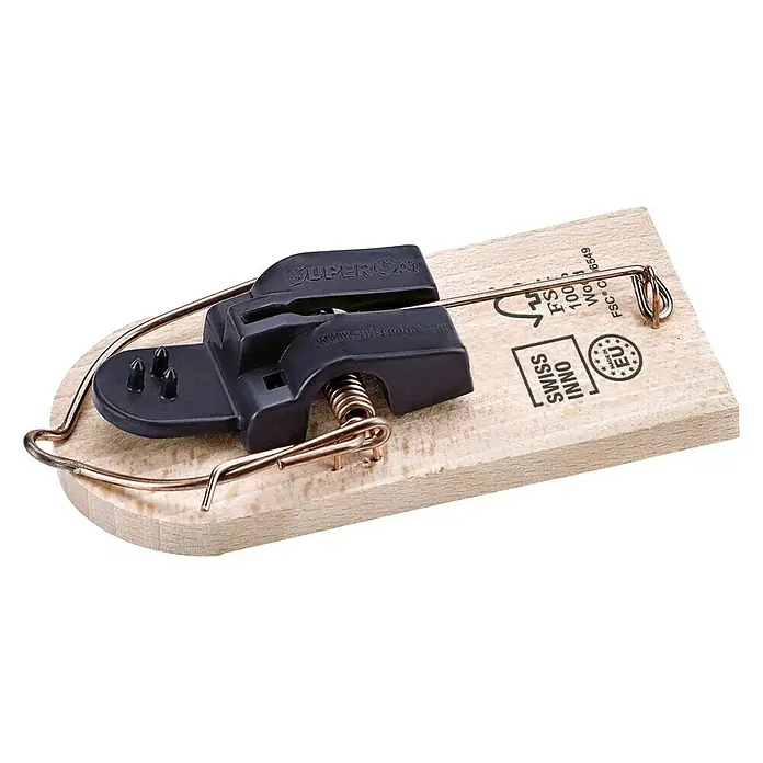 Swissinno SuperCat Mausefalle - Schlagfalle, Holz, 2 Stk. - Nahaufnahme einer SuperCat-Mausefalle auf Holzbrett, bereit zum Einsatz gegen Nagetiere.