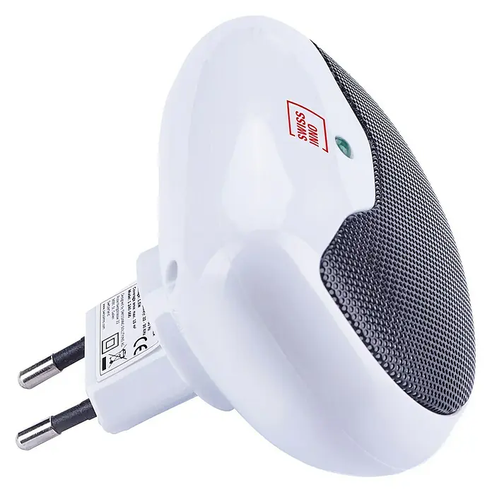 Swissinno Ultraschall-Nagetiervertreiber Mini - Wirkungsbereich: 15 m² - Nahaufnahme eines elektronischen Schädlingsbekämpfers von Swiss Inno mit Stecker für die Steckdose und Lautsprechergitter.