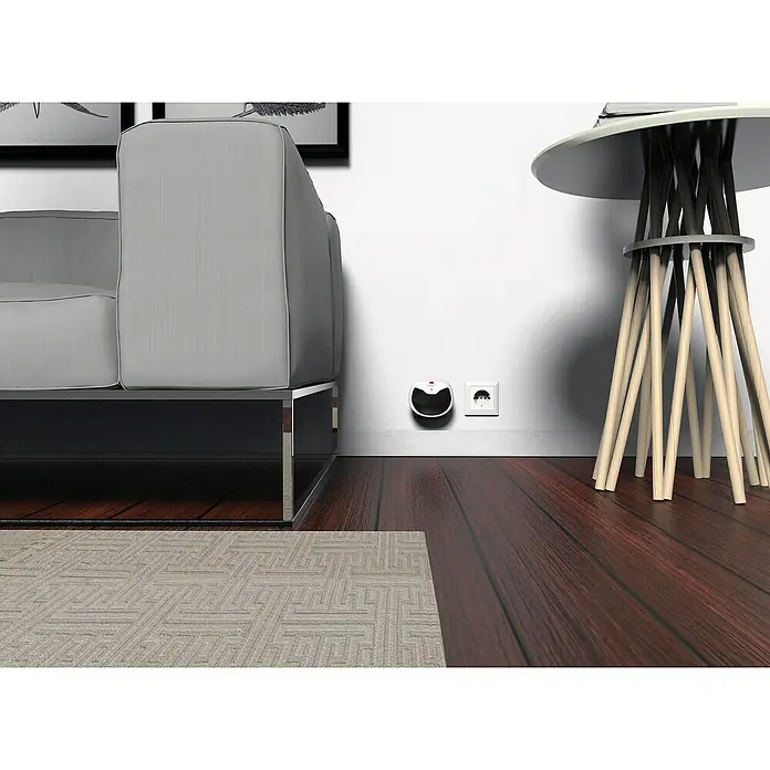 Swissinno Ultraschall-Nagetiervertreiber Mini - Wirkungsbereich: 15 m² - Stilvolles Wohnzimmerambiente mit einem bequemen grauen Sofa und einem eleganten Beistelltisch mit interessanter Beinkonstruktion.