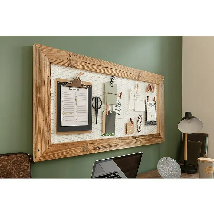 SCHÖNER WOHNEN-Farbe Wandfarbe Designfarbe - Ausgeglichenes Piniengrün, Matt, 2,5 l, Konservierungsmittelfrei - Ein rustikales Memoboard aus Holz mit Hühnerdraht und diversen Notizen, Kalender und kleinen Gegenständen, die daran befestigt sind.