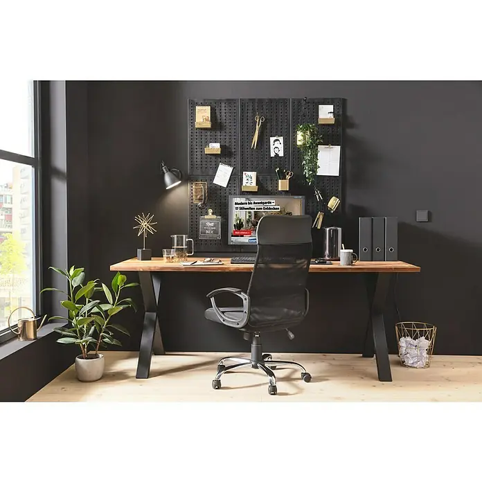 Pur Iternal Black Edition Tischplatte Vintage - Eiche, 200 x 80 x 2,7 cm - Ein stilvoller Arbeitsbereich mit einem modernen Schreibtisch aus Holz und einem schwarzen Bürostuhl vor einer dunklen Wand.