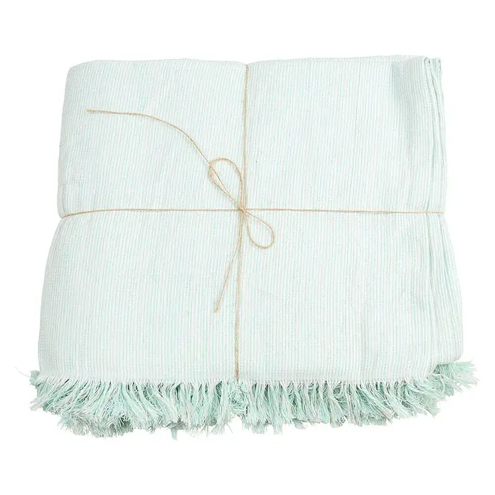 Manta para sofá Multiusos XXL - Mint - Toalla plegada de rayas blancas y azules con flecos, atada con un cordel. Perfecta para la playa o picnic.
