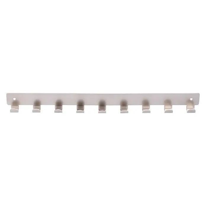 Siro Hakenleiste - L x H: 366 x 41 mm, Anzahl Haken: 9 Stk., Vernickelt - Nahaufnahme einer weißen Wandgarderobe mit mehreren Haken auf einem schwarzen Hintergrund. Ideal für die Organisation von Jacken und Accessoires.