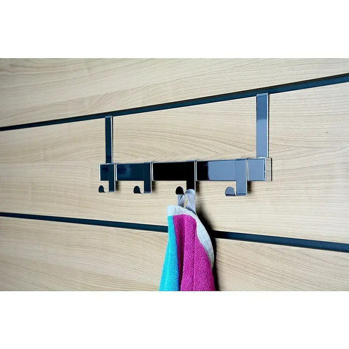 Siro Türgarderobe 1443 ChromL x H: 404 x 51 mm, Anzahl Haken: 4 Stk., Verchromt - Handtuchhalter aus Metall an einer Holzwand mit bunten Handtuch.