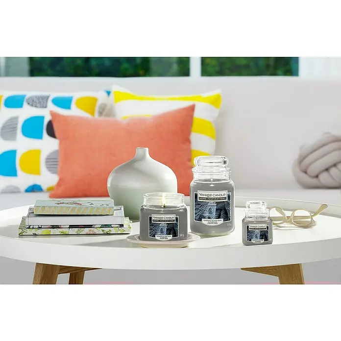 Yankee Candle Home Inspirations Duftkerze - Im Glas, Cosy Up, Small - Nahaufnahme von Yankee Candle Home Inspiration Duftkerzen in verschiedenen Größen, die auf einem Tisch mit Dekorationsgegenständen stehen.