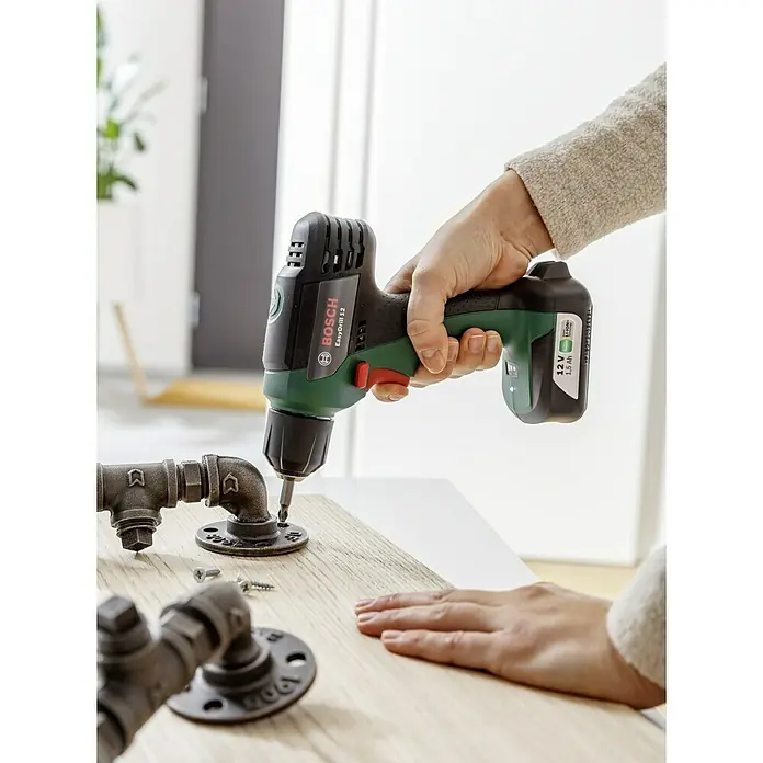 Bosch Power for All 12V Akku-Bohrschrauber EasyDrill 12 - 12 V, 1 Akku, 1,5 Ah, 15 Nm - Eine Person schraubt mit einem Bosch EasyDrill 12 Akku-Bohrschrauber eine Metallbefestigung an einem Holzbrett fest.